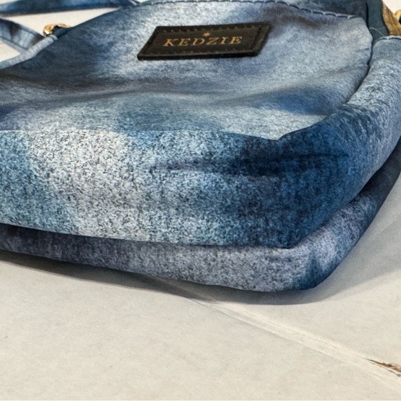 KEDZIE CROSSBODY ZIPPER BAG. ADJUSTABLE STRAP, TIE-DYE PRINT. - Picture 6 of 11